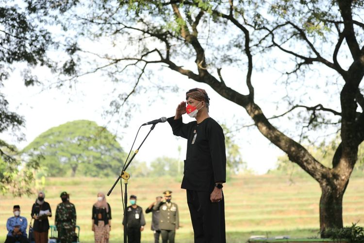 Gubernur Jawa Tengah (Jateng) Ganjar Pranowo upacara peringatan Hari Pahlawan di sebuah desa kecil di Dukuh Weru, Desa Temurejo, Kecamatan Blora, Kabupaten Blora, Rabu (10/11/2021).