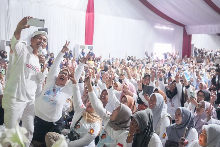 Dedi Mulyadi saat bertemu ribuan ibu-ibu asal Kabupaten Kuningan, Jawa Barat, di Lembur Pakuan Subang, Jawa Barat, Selasa (6/2/2024).