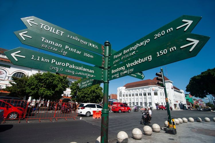 Papan penunjuk arah menuju sejumlah destinasi wisata di Yogyakarta. Yogyakarta diprediksi bakal dipadati pengunjung jelang libur akhir tahun 2023.