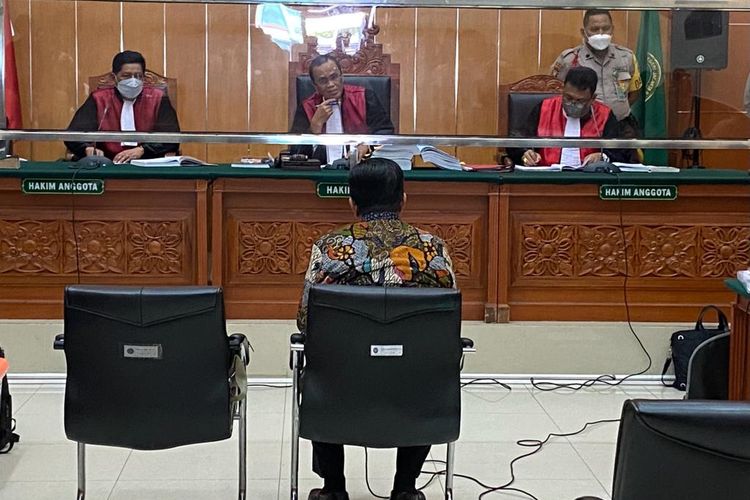 Koordinator Kelompok Ahli Badan Narkotika Nasional (BNN) Komjen Pol (Purn) Ahwil Loetan duduk sebagai saksi ahli di sidang Irjen Teddy Minahasa di PN Jakarta Barat, Senin (6/3/2023).  
