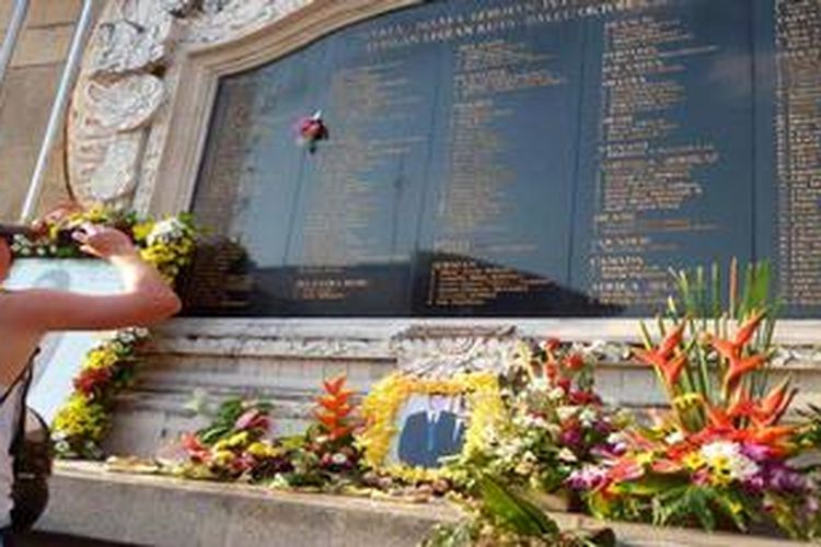 Seorang keluarga korban peledakan bom di Kuta pada 12 Oktober 2002 tengah mengabadikan monumen usai berdoa dan menaruh bunga mengenang saudaranya yang tewas, di Monumen Bom Bali, Ground Zero, Legian, Kabupaten Badung, Balli, Kamis (11/10/2012) sore. Sejumlah keluarga korban dan kerabatnya berdatangan menjelang peringatan 10 tahun peledakan tersebut pada Jumat (12/10/2012) ini yang diperingati di kawasan Garuda Wisnu Kencana, bersama pemerintah Indonesia, Bali dan Australia. Ratusan korban tewas berasal dari Indonesia, Australia, dan sejumlah negara lainnya, akibat ledakan hebat tersebut.
