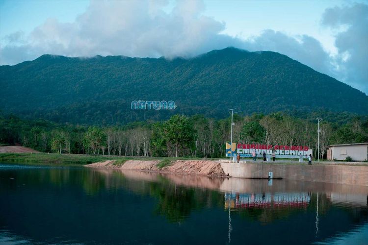 Embung Sebayar Ranai Kabupaten Natuna, Kepulauan Riau (Kepri), lokasi ini juga menjadi surga tersembunyi yang menggoda teman-teman traveler untuk menjelajahi keindahannya.