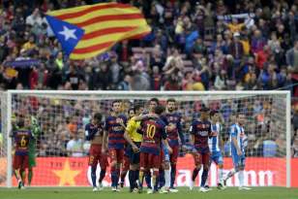Para pemain FC Barcelona merayakan kemenangan atas Espanyol dalam lanjutan La Liga di Stadion Camp Nou, Minggu (8/5/2016).