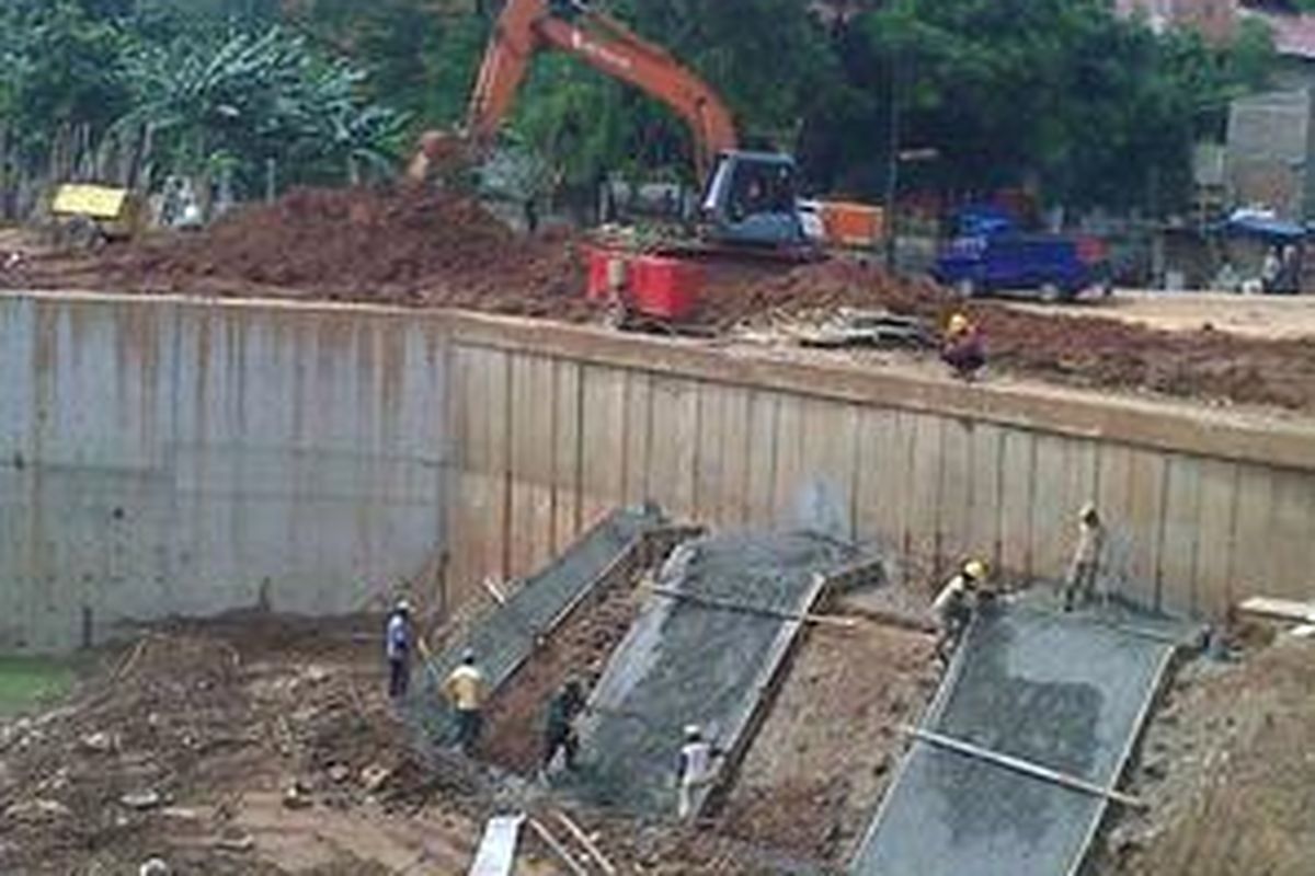 Banjir Kanal Timur di Cipinang tengah dikerjakan, Minggu (22/11). Pemprov DKI Jakarta yakin proyek yang akan mengatasi banjir di Jakarta ini akan selesai pada Desember 2009.