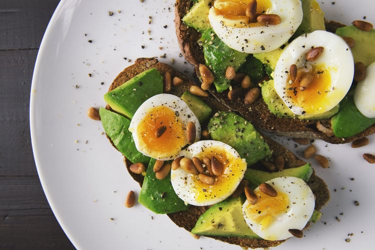 Diet sehat juga meliputi makan makanan tinggi protein saat sarapan. Ini membantu meregulasi hormon napsu makan dan membuat kita merasa kenyang lebih lama.