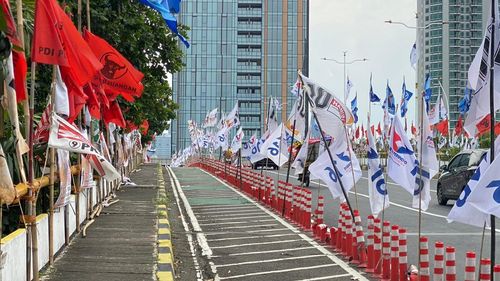 Jembatan Ciliwung Cokroaminoto Disesaki Bendera Partai, Terpasang Juga di &ldquo;Stick Cone&rdquo; Jalur Sepeda 
