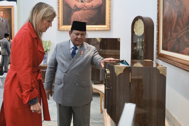 Prabowo dan Ratu Máxima bertukar cendera mata di Istana Negara, dari batik Pekalongan hingga jersey oranye untuk Bobby, kucing peliharaan Presiden.