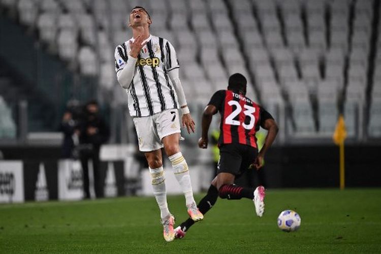 Ekspresi Cristiano Ronaldo pada laga Juventus vs AC Milan di Stadion Allianz, Senin (10/5/2021) dini hari WIB.