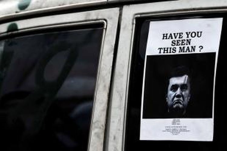 Setelah dipecat dari jabatannya sebagai presiden Ukraina, Viktor Yanukovych kini menjadi buronan negara. Poster wajahnya ditempelkan di mana-mana, layaknya seorang kriminal biasa.