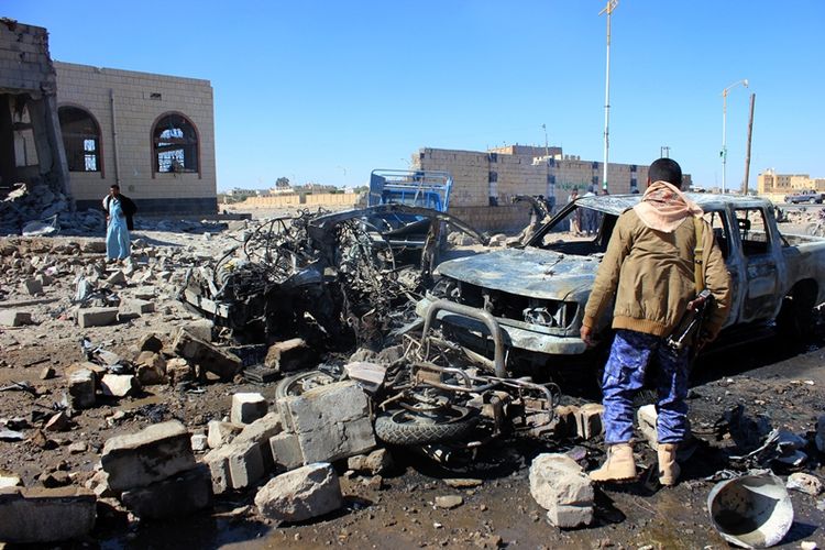 Warga Yaman memeriksa kerusakan yang ditimbulkan setelah koalisi Arab Saudi melancarkan serangan udara ke Saada, Yaman (20/12/2017).