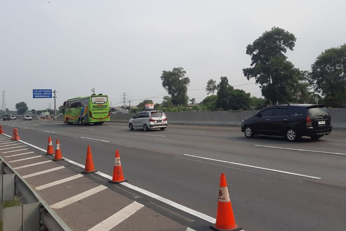 Arus kendaraan di Kilometer 57 Jalan Tol Jakarta - Cikampek, Minggu (24/12/2023) sore.