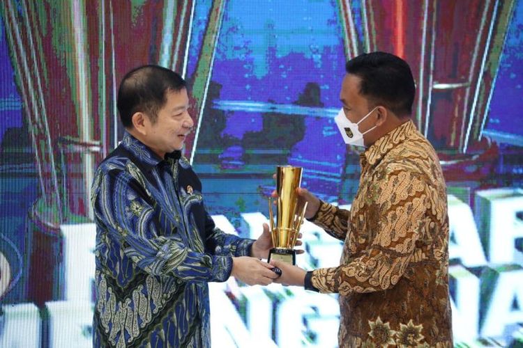 Bupati Bantaeng Ilham Azikin menerima PPD dari Menteri PPM Suharso Monoarfa di Gedung Bappenas RI, Kamis (29/9/2022).