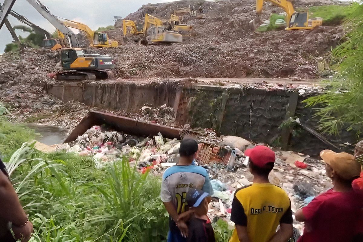 Petugas mengerahkan alat berat untuk menangani longsor sampah di Zona 4 TPST Bantargebang, Kota Bekasi, Rabu (31/12/2025). TPST Bantargebang kian kritis dengan timbunan setara gedung 16 lantai. Jakarta masih kirim lebih dari 7.300 ton sampah per hari.