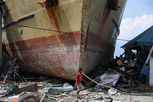 Polri Kirim 2 Kapal Pengolah Air Bersih ke Palu dan Donggala