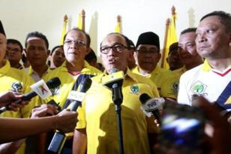 Ketua Umum DPP Partai Golkar Aburizal Bakrie alias Ical (tengah) memberikan keterangan pers saat kampanye Partai Golkar di Gelanggang Olahraga (GOR) Ciracas, Jakarta Timur, Selasa (18/3/2014) siang. Kampanye ini dihadiri pula sejumlah tokoh Partai Golkar antara lain Ketua Dewan Pertimbangan Partai Golkar, Akbar Tandjung dan Sekretaris Jenderal Partai Golkar, Idrus Marham.  