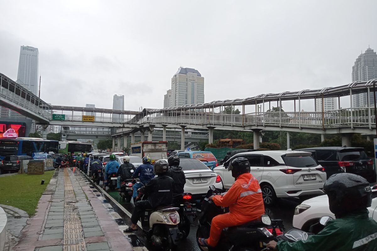 Kemacetan terjadi di Jalan Semanggi, Kamis (29/2/2024). 