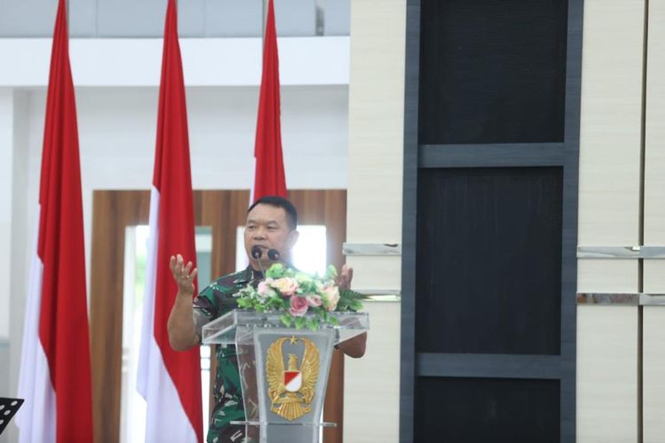 Kepala Staf Angkatan Darat (KSAD) Jenderal Dudung Abdurachman memberikan pengarahan kepada para komandan satuan di Markas Kodam XII/Tanjungpura, Pontianak, Kalimantan Barat, Rabu (5/1/2022).