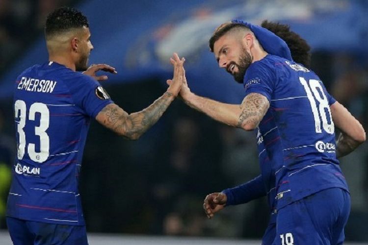 Striker Chelsea Olivier Giroud (kanan) merayakan gol dengan rekan setimnya setelah mencetak gol pembuka pada babak 32 besar Liga Europa antara Chelsea vs Malmoe di Stamford Bridge di London pada 21 Februari 2019.