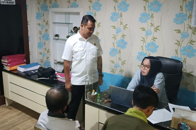 Dua orang santri An-Nur 1 Malang yang ditetapkan tersangka dan ABH sedang menjalani pemeriksaan di Unit PPA Satreskrim Polres Malang, Rabu (21/12/2022).