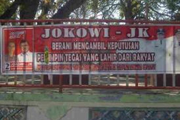 Baliho Jokowi-JK yang mencantumkan pula foto Bupati TTU Raymundus Sau Fernandes dan Wakil Bupati TTU Aloysius Kobes (kanan) yang dipasang di Taman Kota di Kelurahan Aplasi, Kefamenanu