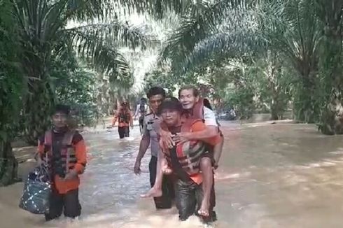 Evakuasi Korban Banjir, Basarnas dan Polisi Bergantian Gendong Kakek Sejauh 2 Km