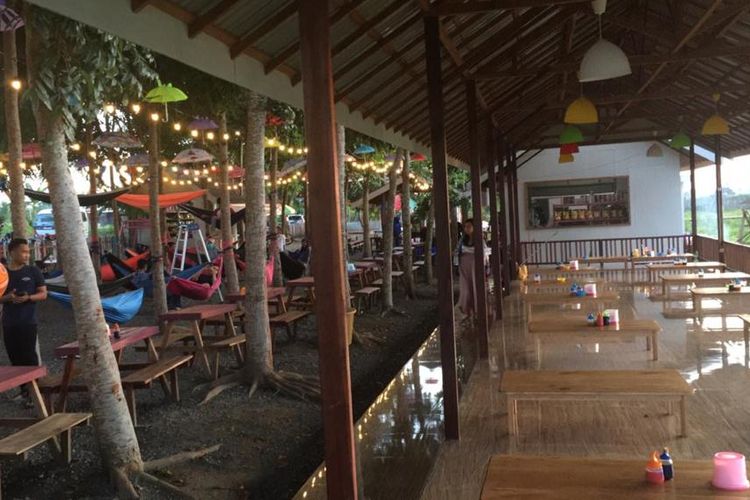 Terdapat pendopo yang juga bisa dimanfaatkan untuk bersantai dan makan di Wisata Taman Mahuni Bati, Desa Padang. 