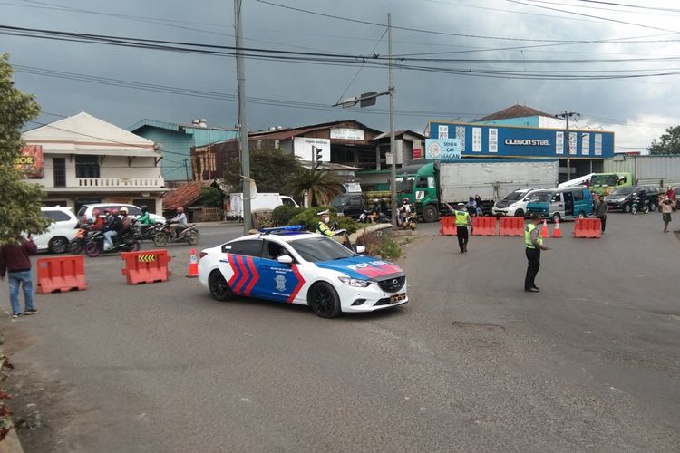 Polisi melakukan pengaturan lalu lintas di Gerbang Tol Karawang Timur, Karawang, Jawa Barat, Senin (28/2/2022).