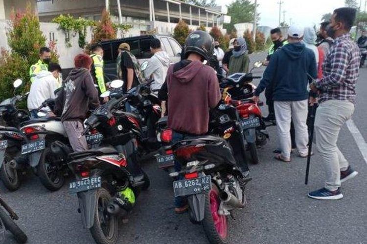 Polisi menyita 175 motor yang terlibat balap liar di Desa Kemudo, Kecamatan Prambanan, Kabupaten Klaten, Jawa Tengah, MInggu (10/4/2022).