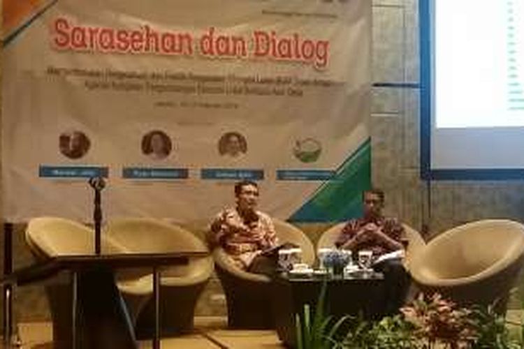 Direktur Jenderal Pembangunan dan Pemberdayaan Masyarakat Kementerian Desa, Ahmad Erani Yustika dalam acara diskusi di Hotel Akmani, Jakarta Pusat, Kamis (11/2/2016)