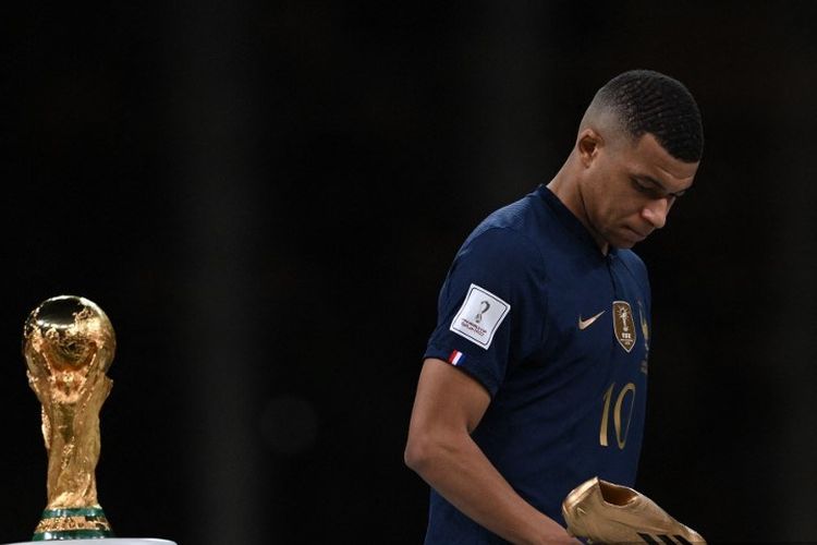 Ekspresi kecewa Kylian Mbappe dalam acara seremoni penghargaan Piala Dunia 2022 di Stadion Lusail, Qatar, 18 Desember 2022. (Photo by Paul ELLIS / AFP)