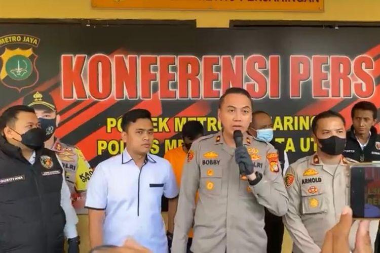 Kapolsek Metro Penjaringan Kompol M Probandono Bobby Danuardi menjelaskan kronologi hingga motif pelaku pembakaran di Penjaringan, Jakarta Utara pada Senin (9/1/2023). 