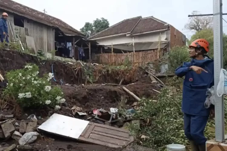 Hujan Deras Pertama Diguyur ke Kota Batu, Banjir Luapan Terjang Pemukiman dan Merusak Warung