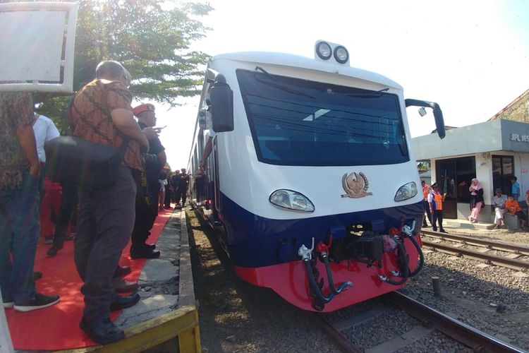 KAI meluncurkan kereta komersial privat yang dinamakan Kereta Istimewa. Satu rangkaian Kereta Istimewa terdiri dari 2 (dua) kereta berjenis KRD dengan total kapasitas 40 penumpang.