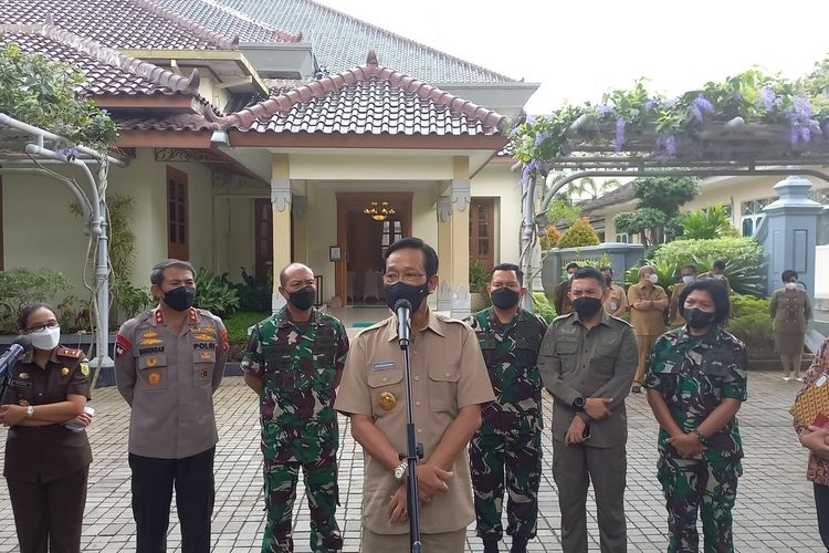 Gubernur DIY Sri Sultan HB X (coklat) setelah rapat koordinasi hari raya Idul Fitri di Kepatihan, Kota Yogyakarta, Senin (25/4/2022)