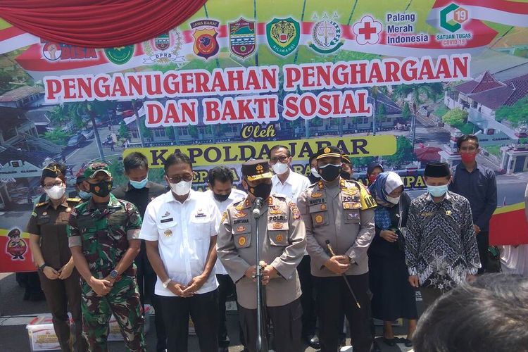 Kapolda Jawa Barat, Irjen Pol Suntana mengadakan jumpa pers usai meninjau gerai vaksin di Alun-alun Ciamis, Rabu (8/12/2021).