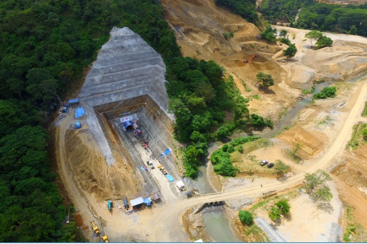 Foto drone terowongan pengelak Bendungan Rukoh, Kabupaten Pidie, Aceh.