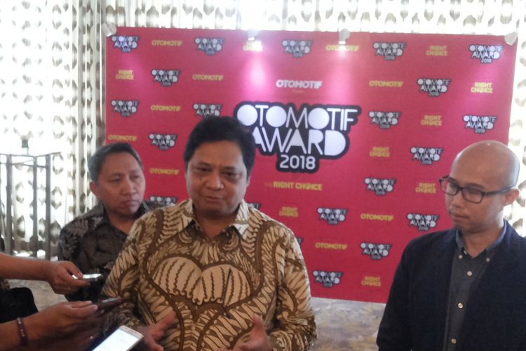 Menteri Perindustrian Airlangga Hartarto saat hadir di acara Otomotif Award 2018 yang diselenggarakan di Jakarta, Rabu (28/3/2018). Airlangga hadir untuk mewakili Presiden Joko Widodo yang meraih penghargaan khusus News Maker.