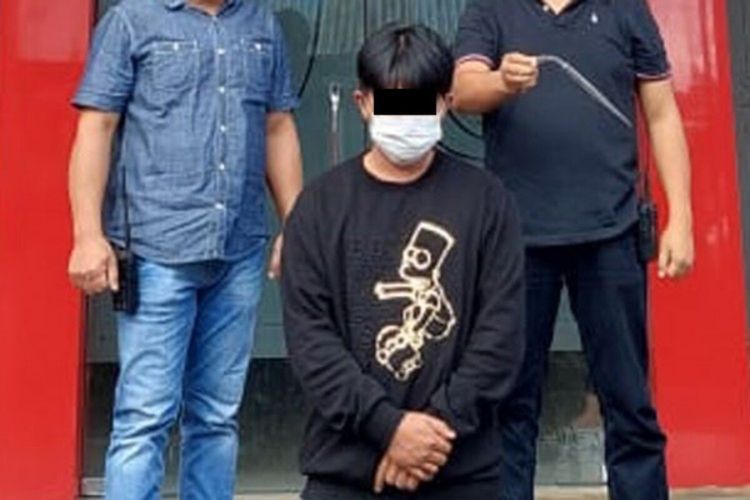 Pelaku penikaman di Tomohon, Sulawesi Utara, setelah ditangkap polisi.