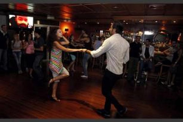 Warga berjoget di sebuah klub malam di Damaskus, Suriah, 14 September 2013. Ketika malam di Damaskus, terdengar dentuman musik yang meredam gemuruh api artileri dari perang di pinggiran kota.