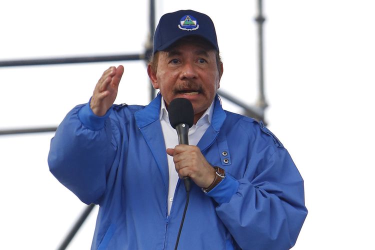 Presiden Nikaragua Daniel Ortega berbicara kepada para pendukungnya di Managua, Nikaragua, pada 29 Agustus 2018. Sebuah laporan Perserikatan Bangsa-Bangsa menyerukan kepada pemerintah Ortega untuk segera menghentikan penganiayaan terhadap pengunjuk rasa dan melucuti senjata warga sipil yang bertanggung jawab atas sebagian besar peristiwa pembunuhan dan penahanan sewenang-wenang. Pemerintah Ortega menganggap laporan itu tidak berdasar.