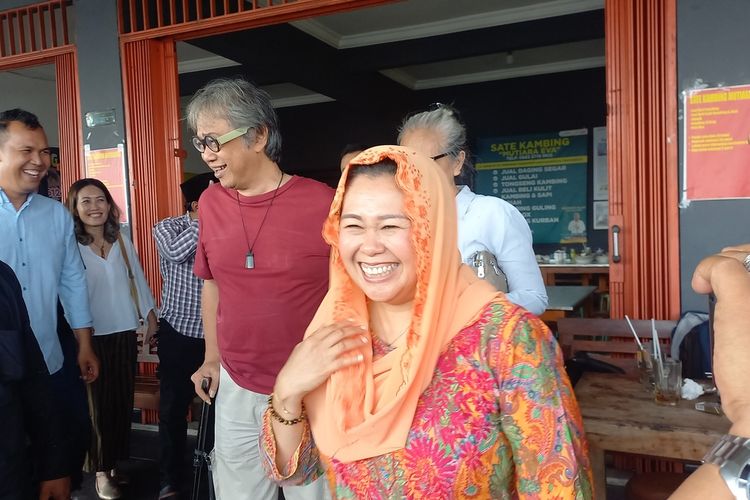 Yenny Wahid dan Butet Kertaredjasa setelah berbincang soal dunia politik Indonesia saat ditemui di Warung Sate Mutiara Eva, Tamantirto, Kasihan, Bantul, DIY, Jumat (13/10/2023)