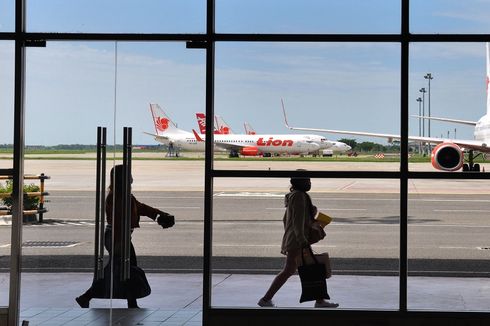 Petugas Bandara Kualanamu Amankan Penumpang yang Buka Jendela Pesawat
