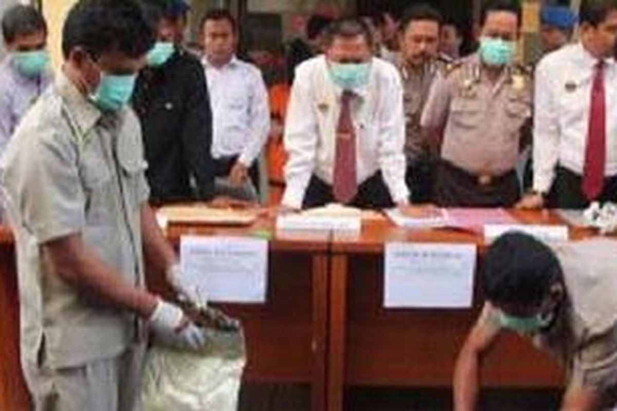 Beberapa anggota Ditresnarkoba saat memusnahkan sabu dan heroin di Polda DIY.