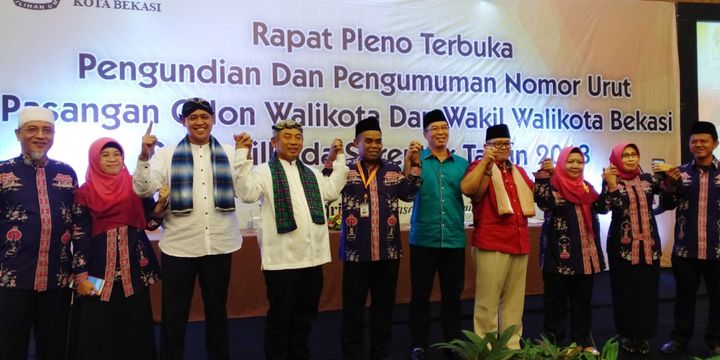 Paslon walikota dan wakil walikota Bekasi berfoto bersama, Selasa (13/2/2018). 