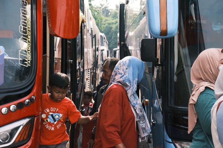 Mudik Gratis Nataru 2025/2026. Kemenhub membuka pendaftaran mudik gratis Nataru 2025/2026 untuk 33.039 penumpang dan 5.628 motor. Daftar segera di mudik.kemenhub.go.id!