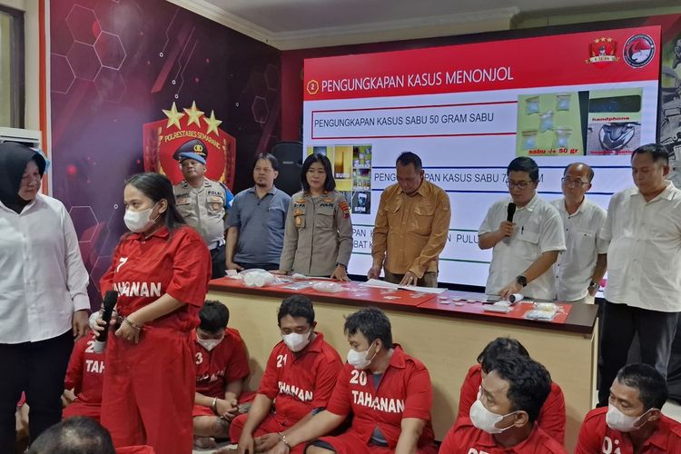 Perempuan penyelundup narkoba ditahan di Polrestabes Semarang, Kamis (14/12/2023).