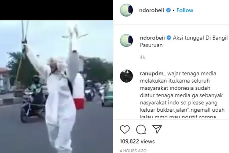 Viral di media sosial video seorang pria mengenakan pakaian hamzat berteriak-teriak di jalan.
Dalam video yang diunggah akun Instagram @ndorobeii, pria yang juga menggendong wadah menyimpan air itu berjalan sambil berteriak agar warga keluar rumah.