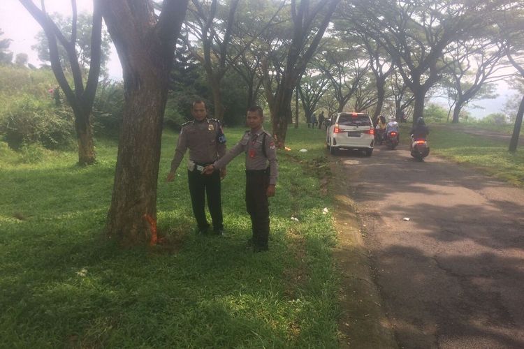 Sebuah minibus mengalami kecelakaan tunggal di Jalan Boulevard Rainbow Hill, Kampung Pasir Karet, Desa Cijayanti, Kecamatan Babakan Madang, Kabupaten Bogor, Jawa Barat, Minggu (12/6/2022).