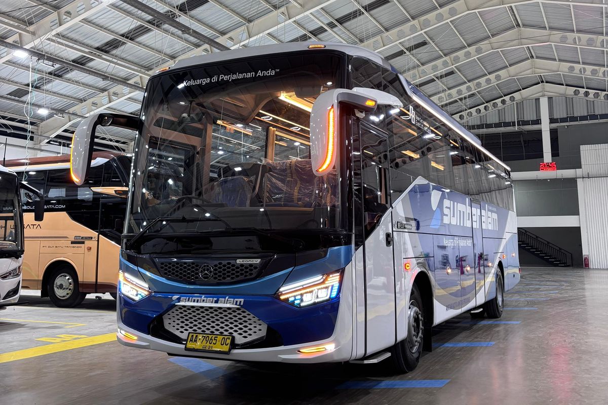 Bus baru PO Sumber Alam buatan Karoseri Laksana