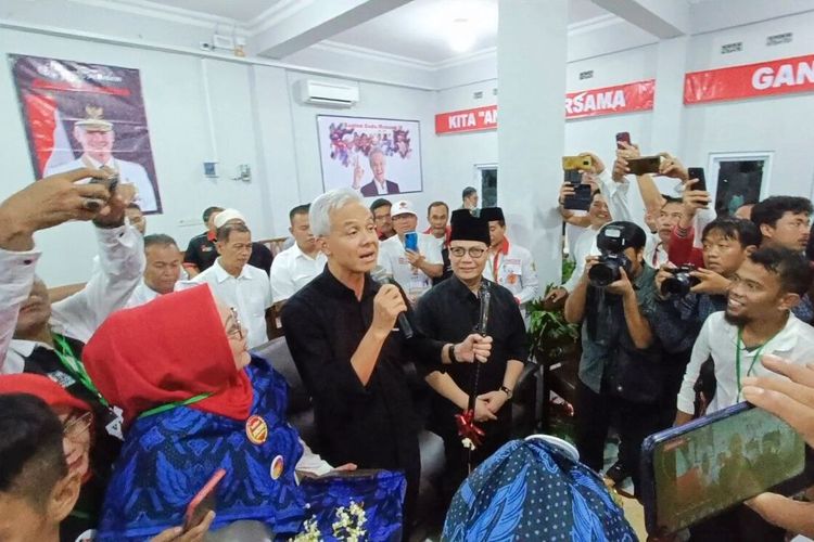 Bakal Calon Presiden dari PDIP Ganjar Pranowo saat menerima cendramata Golok Ciomas dari relawannya. Sabtu (27/5/2023).